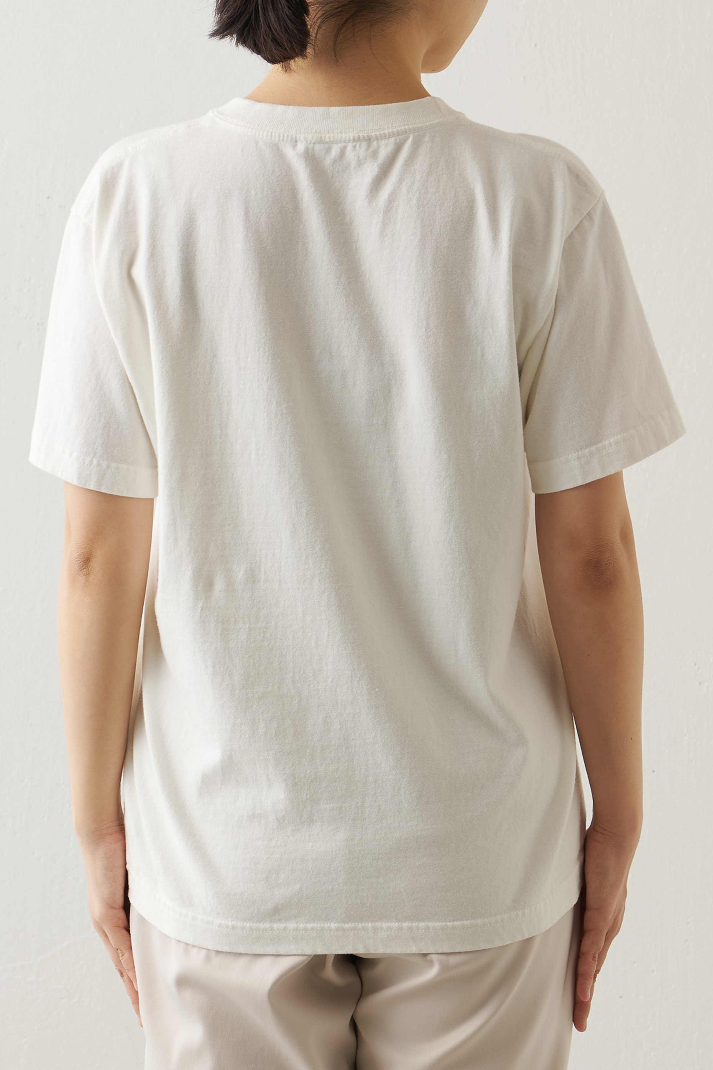 Whim Gazette(ウィム ガゼット)｜ロゴTシャツ/オフホワイト の通販