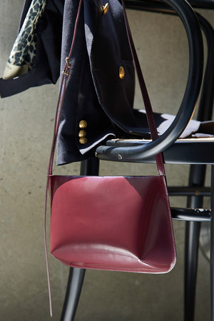 ウィム ガゼット/Whim Gazetteの【Hoaw.】ガラスレザーショルダー(120100/120101)