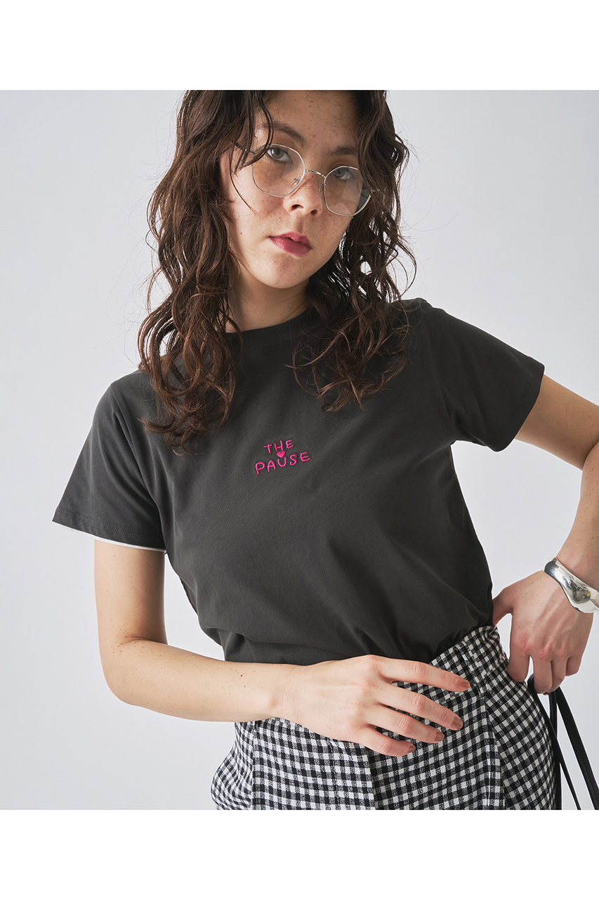 Whim Gazette 【THE PAUSE】THE PAUSE刺繍Tシャツ (チャコールグレー, F) ウィム ガゼット ELLE SHOP Whim Gazette 【THE PAUSE】THE PAUSE刺繍Tシャツ (チャコールグレー, F) ウィム ガゼット ELLE SHOP