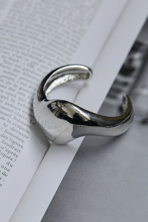 ウィム ガゼット/Whim Gazetteの【THE PAUSE】カーブバングル(150300/150301)