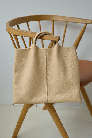 ウィム ガゼット/Whim Gazetteの【Hoaw.】レザーストラップバッグ(120100/120101)