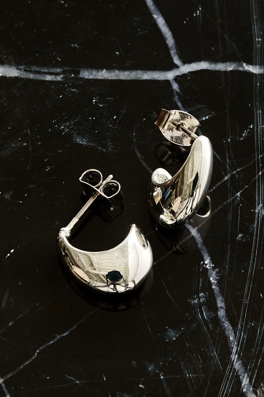 ウィム ガゼット/Whim Gazetteの【予約販売】【THE PAUSE】カーブピアス(シルバー/WGP1061211A0007)