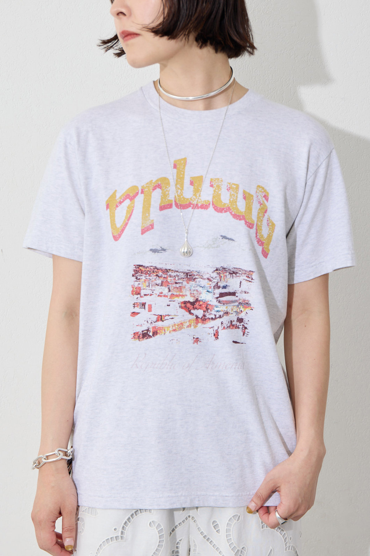 ウィム ガゼット/Whim Gazetteの【予約販売】夜景Tシャツ(ベージュ/WGZ1062106A0006)