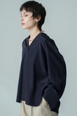 【店舗限定】ブライトシルキーファイユ Vネックブラウス