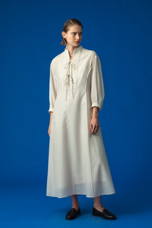 エブール/ebureのライトウールシルク バンドカラーワンピース(110500/110502)