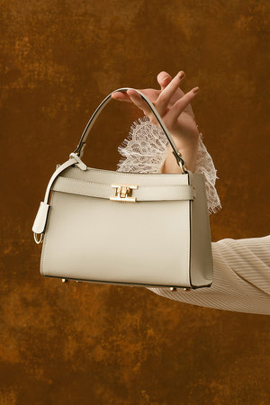 アルアバイル/allurevilleのツイストバックルスクエアショルダー(120100/120101)