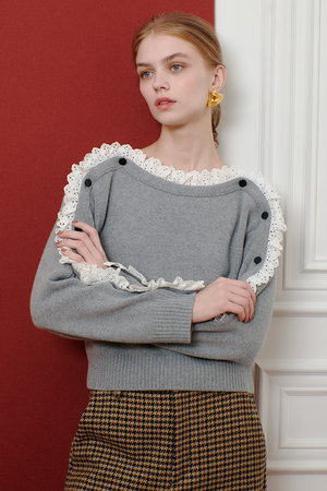アルアバイル/allurevilleの【LOULOU WILLOUGHBY】ショルダーレース釦プルオーバー(110300/110301)