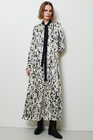 アルアバイル/allurevilleのOFFICINAプリーツフレアワンピース(110500/110503)