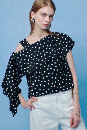 アルアバイル/allurevilleの【予約販売】【LOULOU WILLOUGHBY】アシメフリルオフショルブラウス(110400/110403)