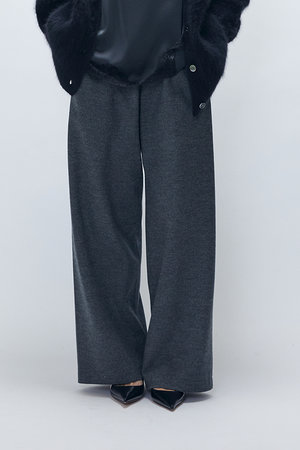 プルミエ アロンディスモン/1er Arrondissementのウールスムースイージーパンツ(110600/110601)