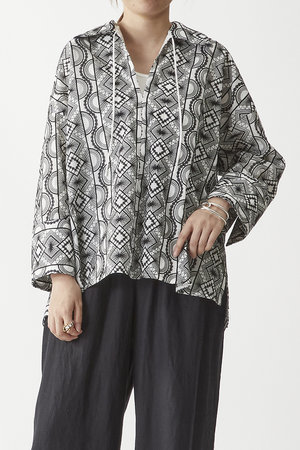 プルミエ アロンディスモン/1er Arrondissementのジオメトリックエンブロイダリーキーネックシャツ(110400/110403)