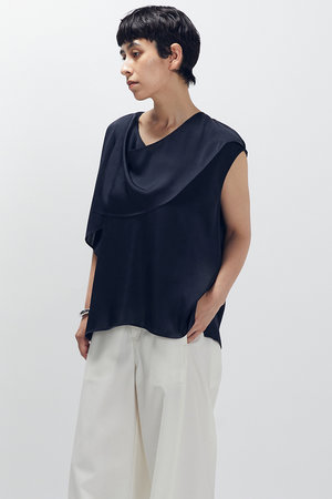 プルミエ アロンディスモン/1er Arrondissementのサテンドレープブラウス(110400/110402)