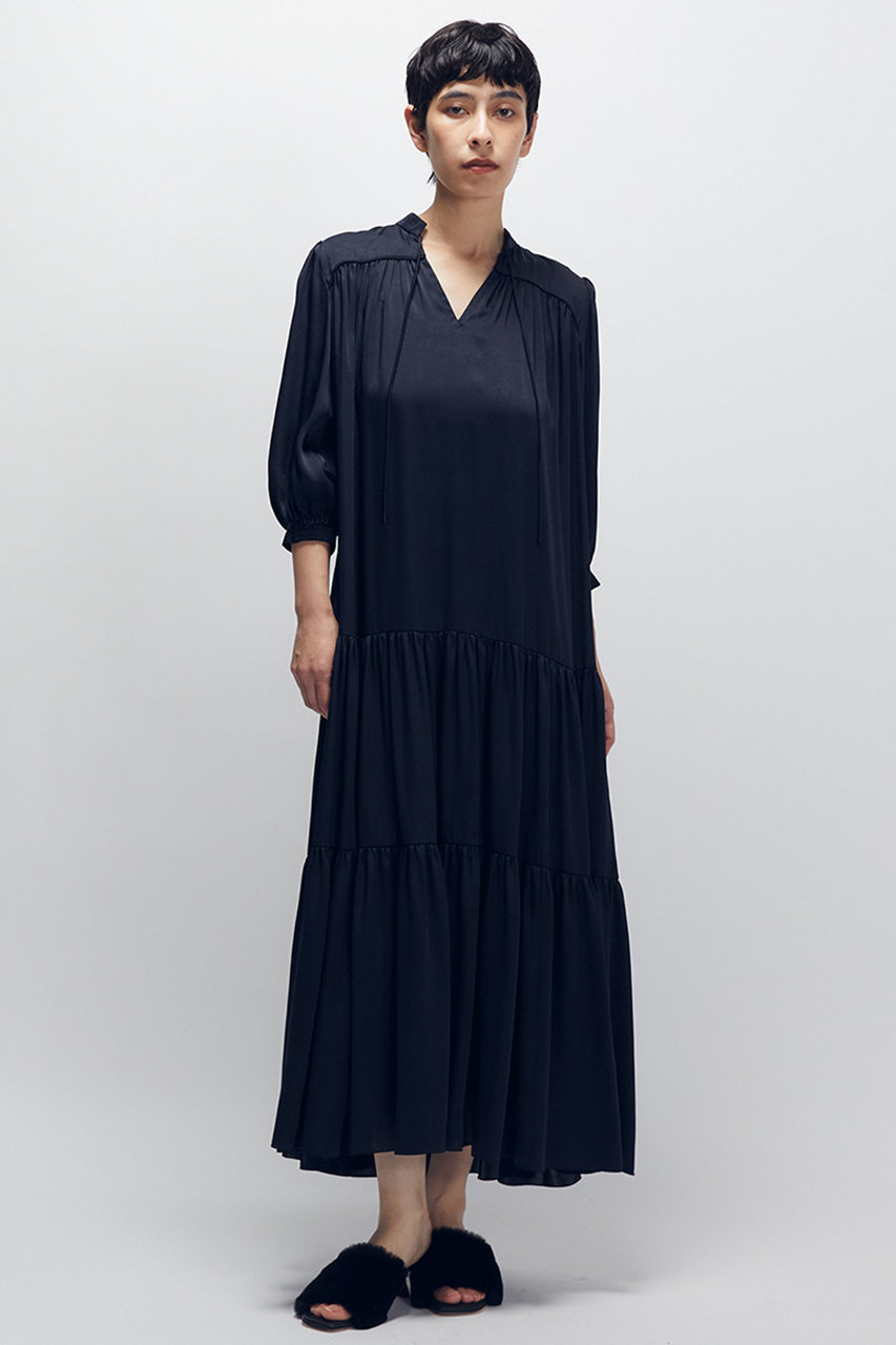 サテンティアードワンピース