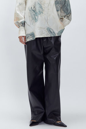 プルミエ アロンディスモン/1er Arrondissementのフェイクレザーパンツ(110600/110601)