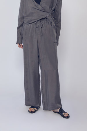 プルミエ アロンディスモン/1er Arrondissementのキュプラフィブリルイージーパンツ(110600/110601)