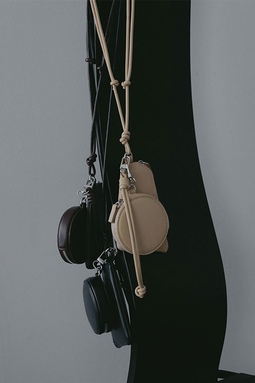 ETRE TOKYO(エトレトウキョウ)｜レザーコードマルチポーチ/ベージュ の