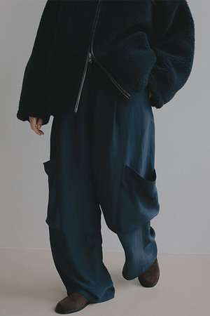 エトレトウキョウ/ETRE TOKYOのバックサテンリラクシーカーゴパンツ