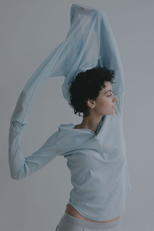 エトレトウキョウ/ETRE TOKYOの【予約販売】ヘンリーネックシアープルオーバー