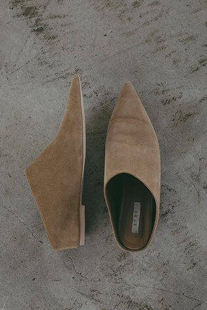 エトレトウキョウ/ETRE TOKYOのポインテッドインヒールレザーミュール