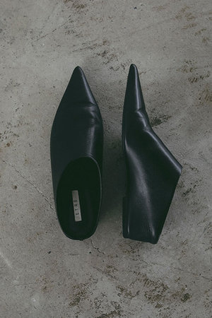 エトレトウキョウ/ETRE TOKYOのポインテッドインヒールレザーミュール