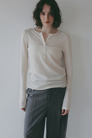 エトレトウキョウ/ETRE TOKYOの【4/16 19:00販売開始】【予約販売】シアーワッフルヘンリーネックプルオーバー(110100/110103)