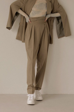 タックベルトテーパードパンツ