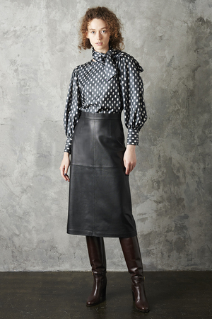 オーバルドットプリントCネックブラウス