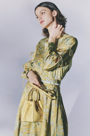 アナイ/ANAYIのマーブルプリントリボンスリット ブラウス(110400/110403)