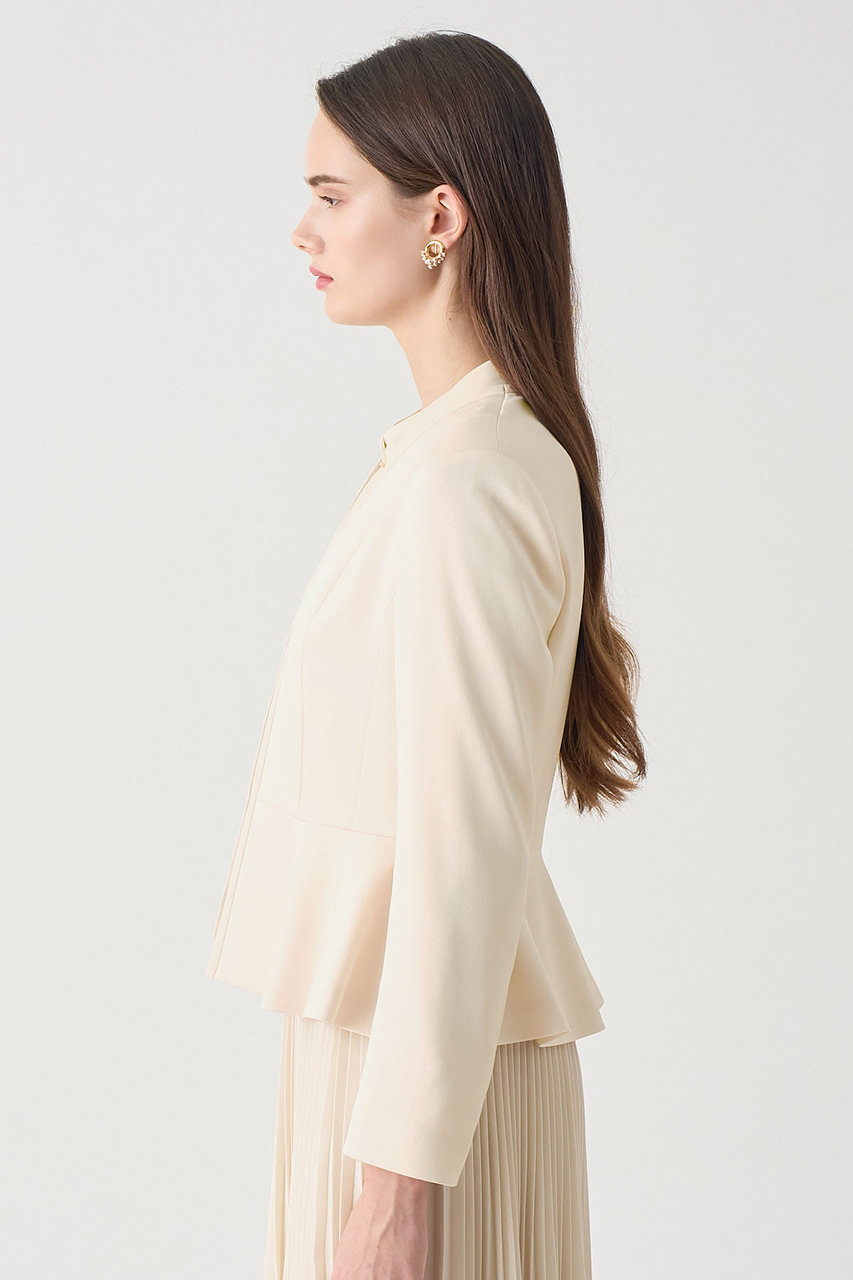 ANAYI アナイ　トリアセサテンペプラムジャケット　アイボリー ノーカラー ANAYI（アナイ）の「トリアセサテンペプラム ジャケット（ノーカラー