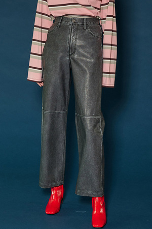 メゾンスペシャル/MAISON SPECIALのウォッシュドフェイクレザーワイドストレートパンツ(110600/110601)