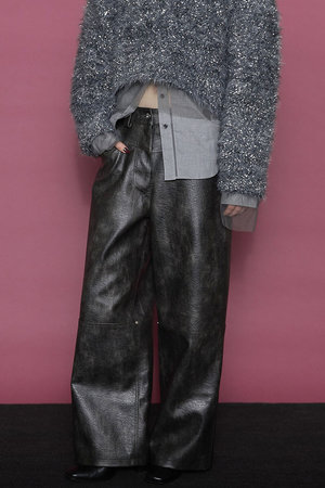 メゾンスペシャル/MAISON SPECIALのCocoon Wide Silhouette faux Leather Pants/コクーンワイドフェイクレザーパンツ(110600/110601)