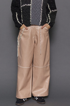 メゾンスペシャル/MAISON SPECIALのCocoon Wide Silhouette faux Leather Pants/コクーンワイドフェイクレザーパンツ(110600/110601)