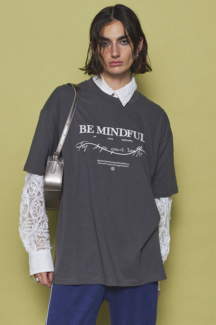 メゾンスペシャル/MAISON SPECIALのBE MINDFUL Logo T-shirt/BE MINDFULロゴＴシャツ(C.GRY(チャコールグレー)/21251415312)