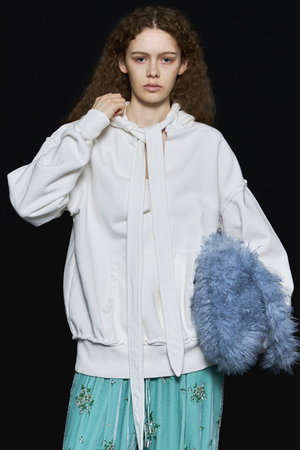 メゾンスペシャル/MAISON SPECIALのSlit Ribbon Hoodie/スリットリボンフーディ(110100/110105)