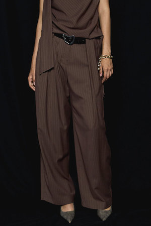 メゾンスペシャル/MAISON SPECIALのWith Real Leather Belt Asymmetry Tack Pants/リアルレザーベルトセットアシンメトリータックパンツ(110600/110601)