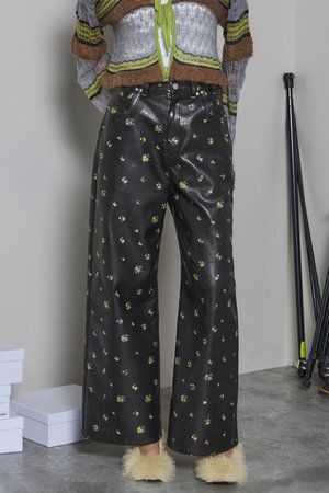 メゾンスペシャル/MAISON SPECIALのfaux Leather Flower Print Pants/フェイクレザーフラワープリントパンツ(110600/110601)