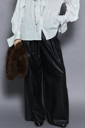メゾンスペシャル/MAISON SPECIALのVolume Wide faux Leather Pants/ボリュームワイドフェイクレザーパンツ(110600/110601)