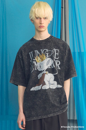 メゾンスペシャル/MAISON SPECIALの【UNISEX】【TEZUKA CHARACTERS for MAISON SPECIAL】- JUNGLE EMPEROR LEO - Prime-Over Fade Crew Neck Graphic T-Shirt/- ジャングル大帝レオ - フェードクルーネックグラフィックT(110100/110102)