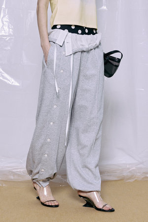 メゾンスペシャル/MAISON SPECIALの【予約販売】Button Slit Turn-Back Sweat Pants/ボタンスリットターンバックスウエットパンツ(110600/110601)