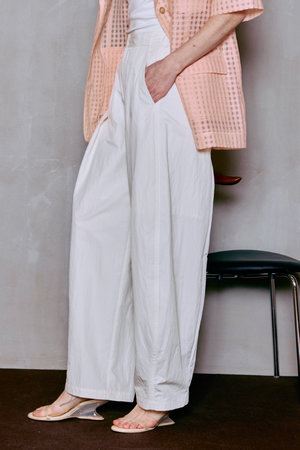 メゾンスペシャル/MAISON SPECIALのTuck Cocoon Color Pants/タックコクーンカラーパンツ(110600/110601)