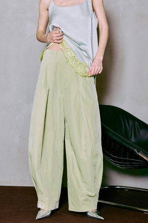 メゾンスペシャル/MAISON SPECIALのTuck Cocoon Color Pants/タックコクーンカラーパンツ(110600/110601)