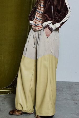 メゾンスペシャル/MAISON SPECIALの【予約販売】Faux Leather Docking Volume Pants / フェイクレザードッキングボリュームパンツ(110600/110601)