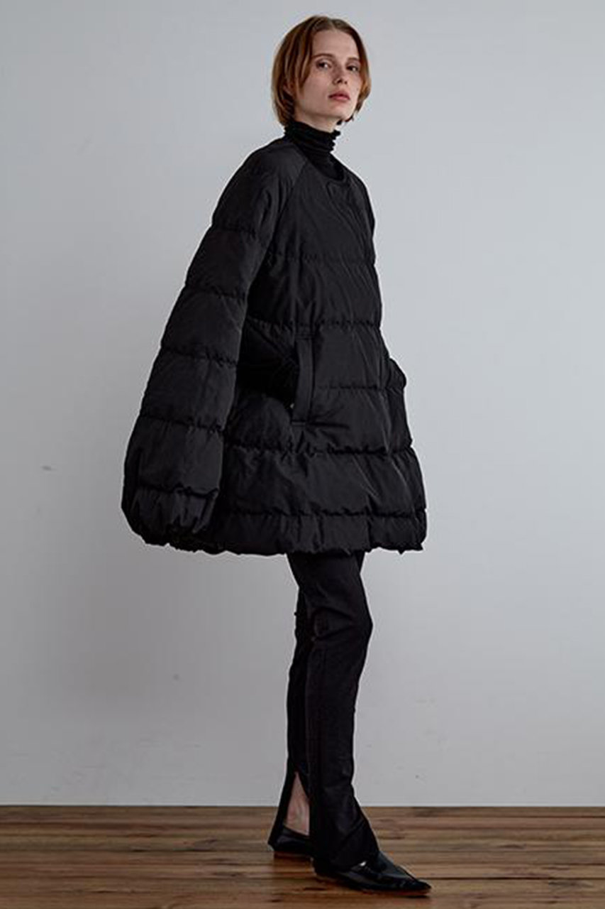 LE PHIL(ル フィル)｜パッフィーダウンケープ/ブラック の通販