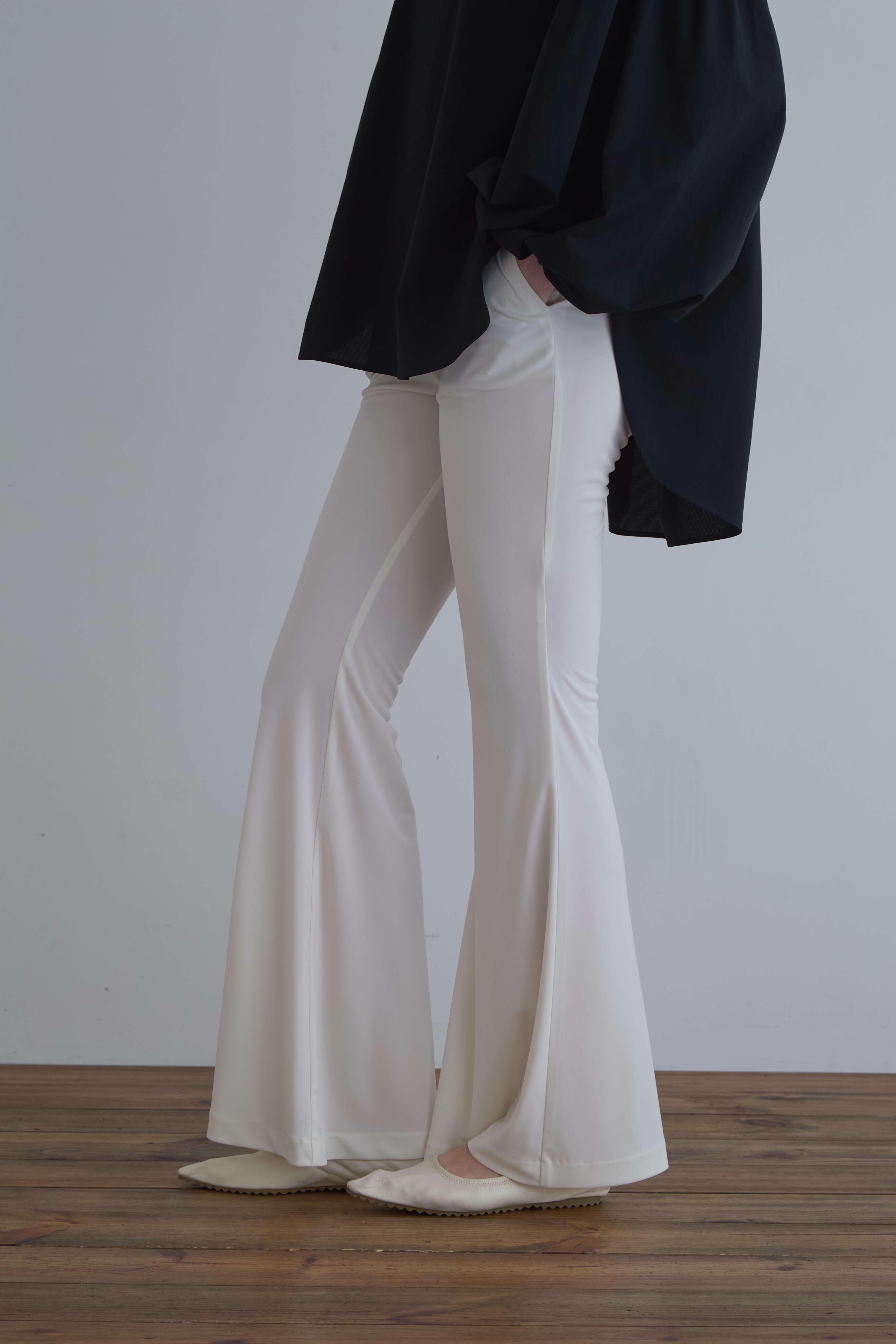 ル フィル/LE PHILの《LE PHIL》クールタッチスムースフレアパンツ(ホワイト/5344230008)