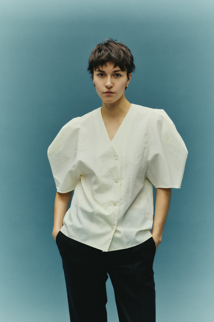 RIM.ARK(リムアーク)｜Volume sleeve v-neck SH/シャツ/ホワイト の