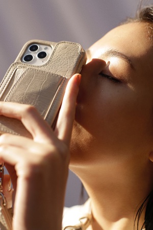 デミュウ/DEMIUのiPhoneSE POCHE Croco 背面収納スマホケース ストラップ別売(141000/141001)