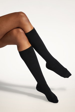 ウォルフォード/Wolfordの31316 MERINO RIB SUPPORT KNEE-HIGHS メリノウールニーハイソックス(140700/140701)