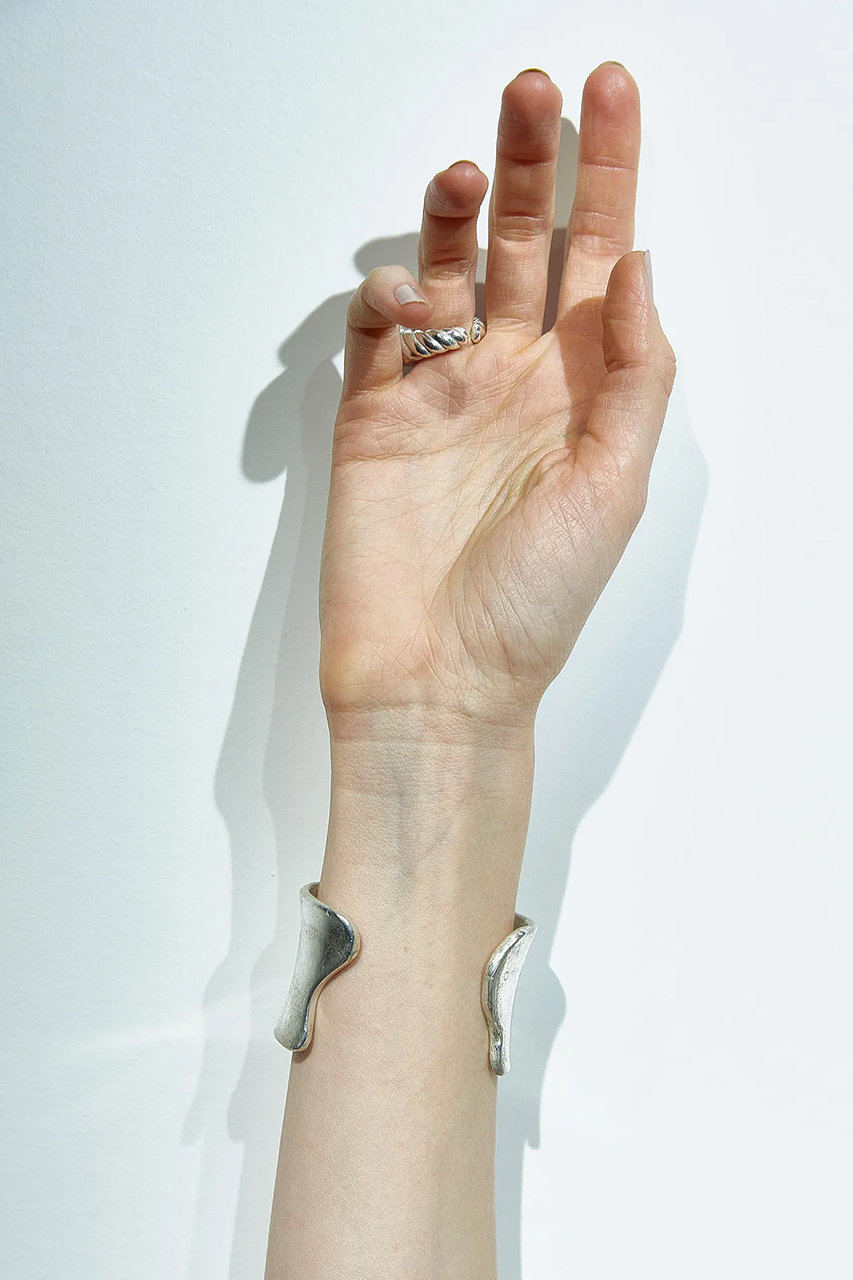 GIGI(ジジ)｜Luna solid cuff ブレスレット/シルバー の通販｜ELLESHOP