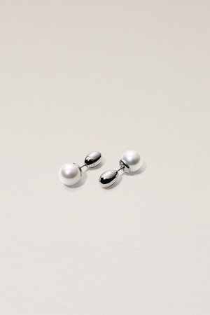 サラース/SARARTHのFAKE PEARL シルバースタッズピアス S(150100/150101)