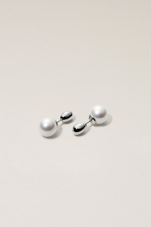 サラース/SARARTHのFAKE PEARL シルバースタッズピアス M(150100/150101)